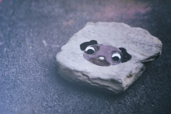 Pedra com um cachorro — Fotografia de Stock