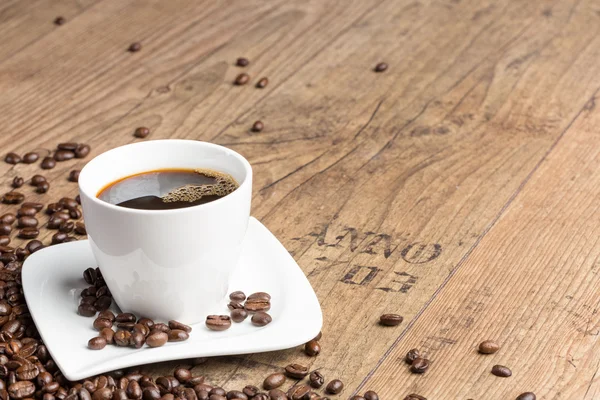 Tasse Kaffee und Kaffeebohnen — Stockfoto