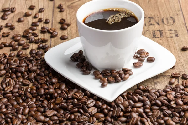 Чашка кофе и кофейных зерен — стоковое фото