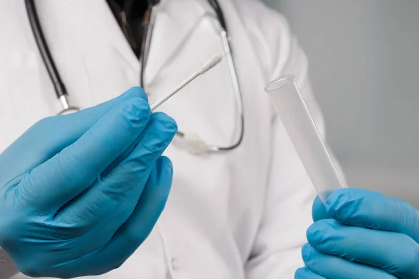 Acercamiento Mano Del Médico Que Manipula Una Prueba Frotis Laboratorio —  Fotos de Stock