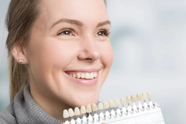 Close Dentist Using Shade Guide Woman Mouth Check Veneer Teeth — стоковое фото