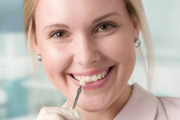 Close Dentist Using Shade Guide Woman Mouth Check Veneer Teeth — Stock Photo, Image