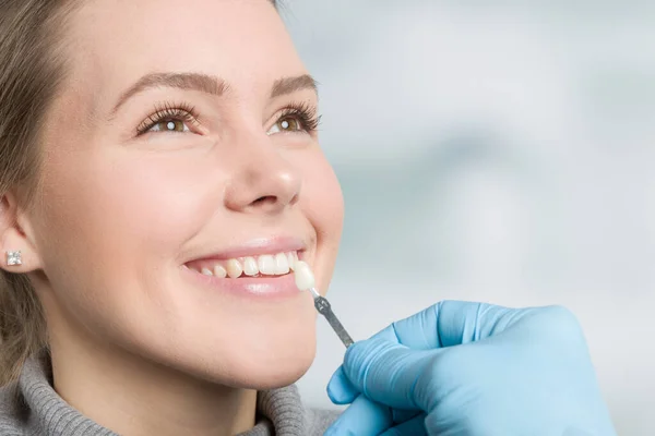 Close Dentist Using Shade Guide Woman Mouth Check Veneer Teeth — Stock Photo, Image