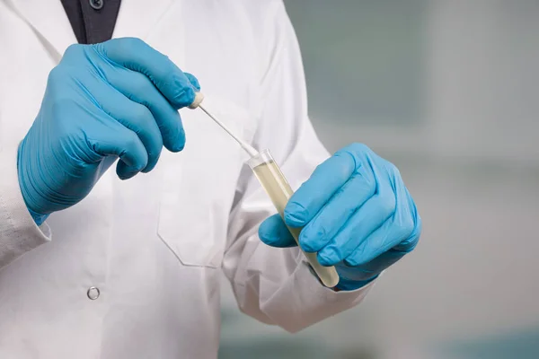 Close Das Mãos Médico Manipulando Teste Esfregaço Coronavírus Laboratório Médico — Fotografia de Stock