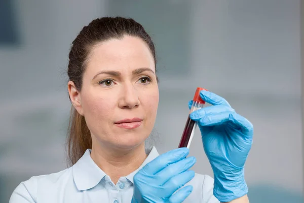 Жінка Вчена Або Медсестра Займається Аналізом Крові Лабораторії — стокове фото
