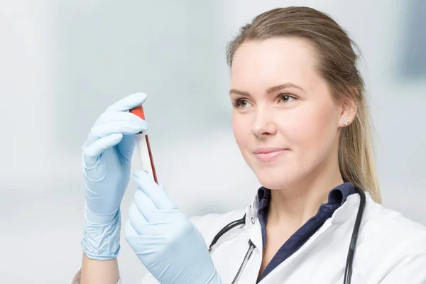 Jovem Com Uma Sonda Sangue Laboratório — Fotografia de Stock