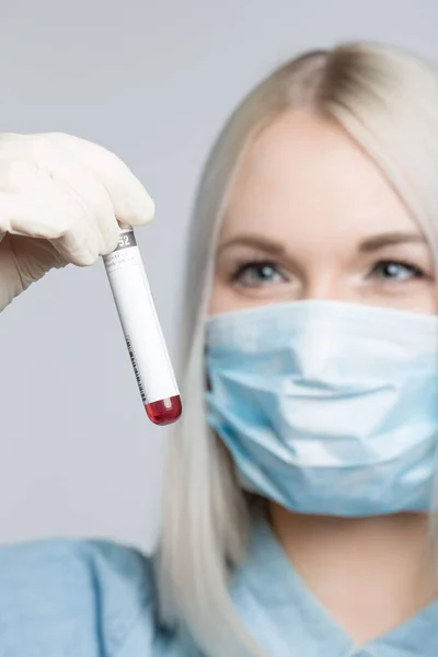 Jeune Femme Avec Des Gants Médicaux Masque Facial Manipule Une — Photo