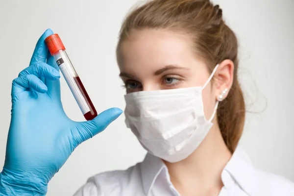 Jeune Femme Avec Des Gants Médicaux Masque Facial Manipule Une — Photo