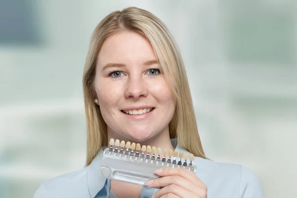 Giovane Donna Che Presenta Guida Ombra Controllare Impiallacciatura Dei Denti — Foto Stock