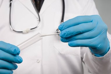 Bir tıp laboratuarında Coronavirus teşhisi için karalama testi yapan bilim adamlarının ellerini kapatın.