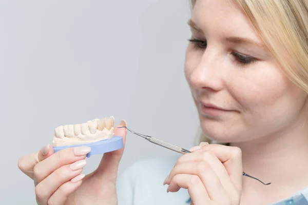 Jovem Técnica Dentária Feminina Trabalha Peças Dentárias Laboratório Odontológico — Fotografia de Stock