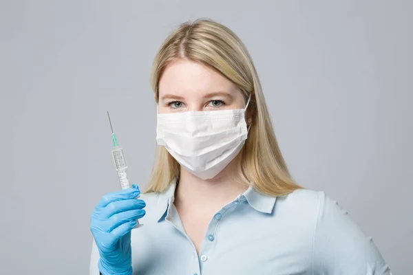 Young Female Doctor Doctor Assistant Student Pulled Vaccine Syringe — Stock Photo, Image
