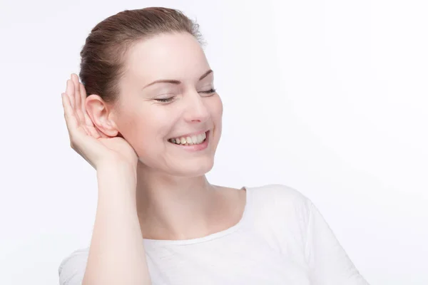 Joven Mujer Sonriente Con Mano Oído Trata Escuchar Mejor — Foto de Stock