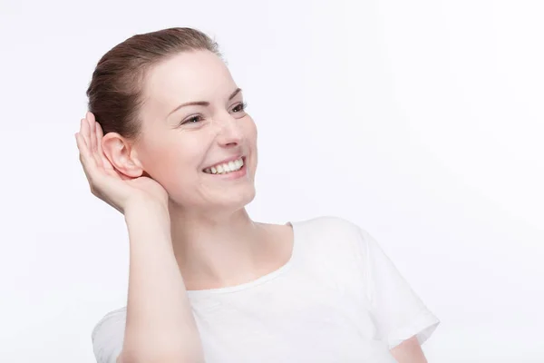 Joven Mujer Sonriente Con Mano Oído Trata Escuchar Mejor —  Fotos de Stock