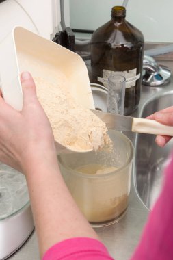 Alçıtaşı protez eyer ve diş izi yapmak için diş laboratuarında karıştırılıyor.