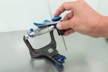 Diş laboratuarında eklem makinesi hazırlama