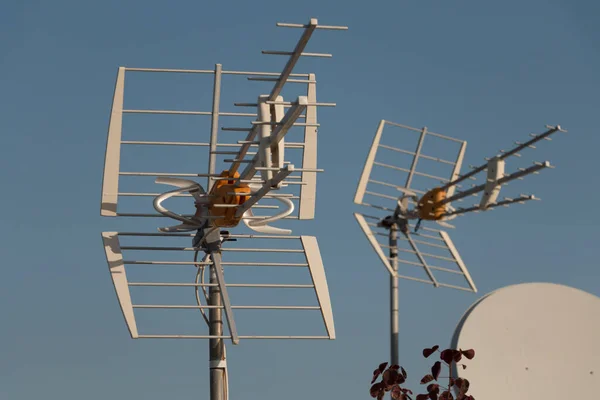 Twee Antennes Een Dak Voor Een Heldere Blauwe Hemel — Stockfoto