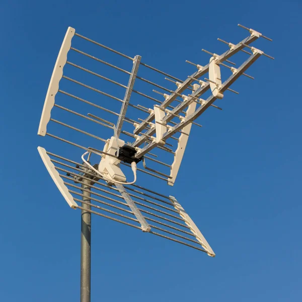 Телевизионная Антенна Крыше Перед Ясным Голубым Небом — стоковое фото