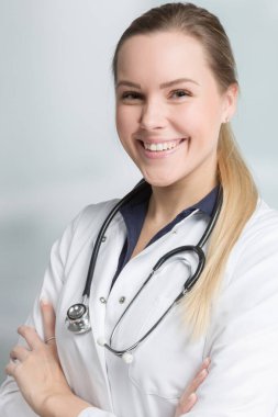 Doktorun genel olarak steteskoplu, sevimli bir aile doktorunun portresi.