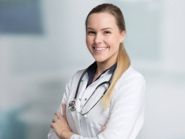 Doktorun genel olarak steteskoplu, sevimli bir aile doktorunun portresi.