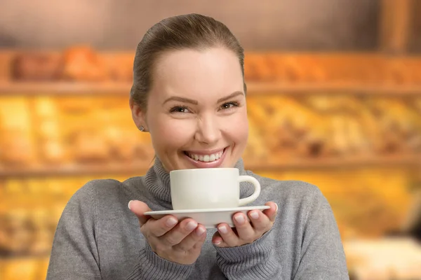 Młoda Kobieta Filiżanką Świeżej Kawy Lub Herbaty Rękach Przed Piekarnią — Zdjęcie stockowe
