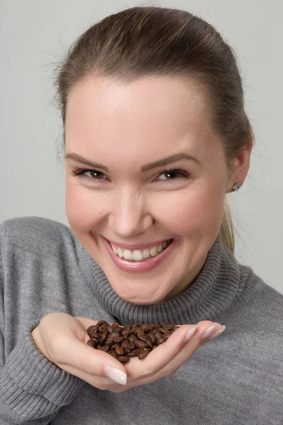 Glad Ung Kvinna Presenterar Kaffebönor Handen — Stockfoto