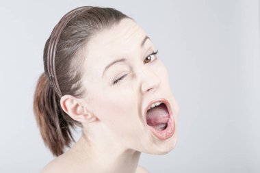 Genç bayan tuhaf suratlar yapıyor.