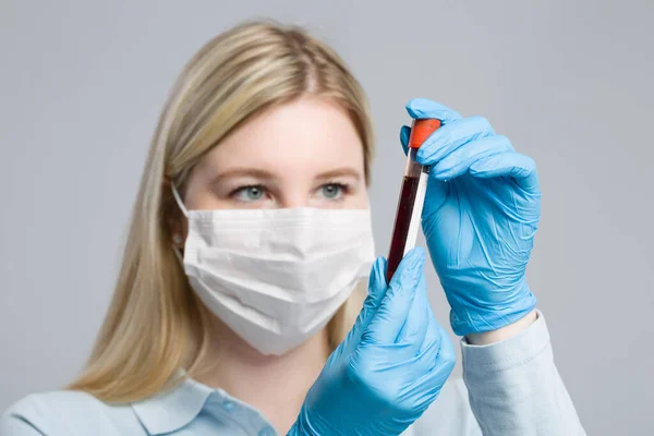 Jeune Femme Avec Des Gants Médicaux Masque Médical Manipulant Une — Photo