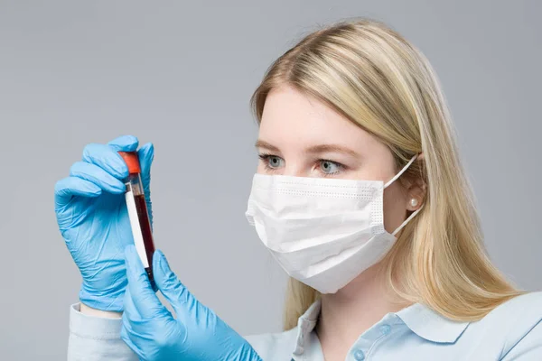 Jeune Femme Avec Des Gants Médicaux Masque Médical Manipulant Une — Photo