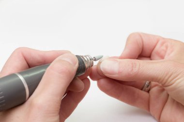 Diş laboratuarında elektrikli bir aletle takma dişler üzerinde çalışırken detayların kapatılması 