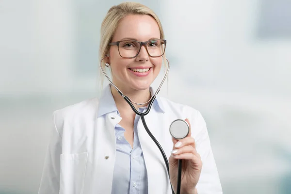 医師の全身聴診器による女医の肖像 — ストック写真