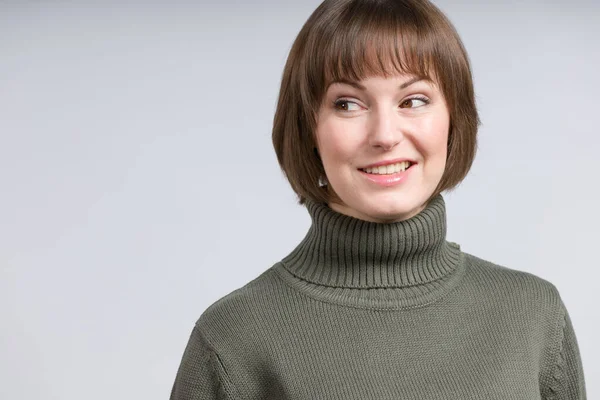 Porträt Einer Jungen Frau Die Zur Seite Schaut — Stockfoto