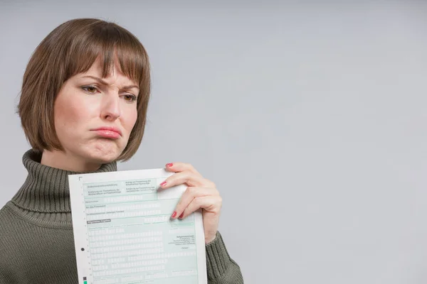 Mujer Con Formulario Impuestos Hace Una Cara Irónica — Foto de Stock