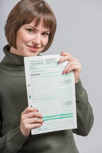 Sonriente Mujer Presentando Formulario Impuestos — Foto de Stock