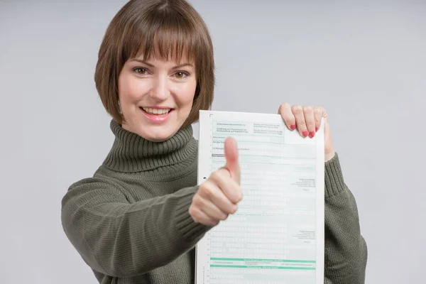 Lächelnde Frau Mit Steuerformular Zeigt Daumen Hoch — Stockfoto