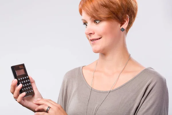Young Red Haired Woman Using Calculator — Stock Photo, Image