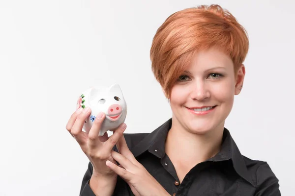 Junge Rothaarige Frau Präsentiert Ihr Sparschwein — Stockfoto