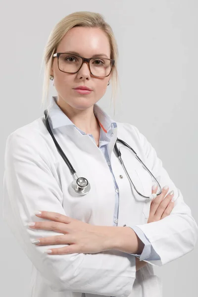 全科女性家庭医生与听诊器的肖像 — 图库照片
