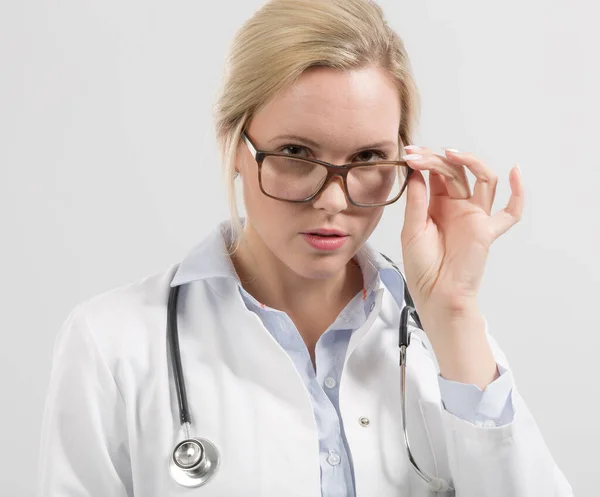 一名家庭妇女医生在医生的眼镜上的画像 — 图库照片