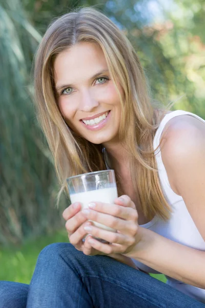 Leende Kvinna Sitter Utanför Med Ett Glas Mjölk — Stockfoto