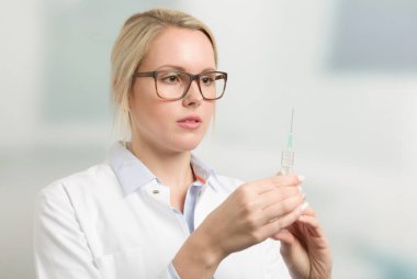 Kadın doktor ya da şırıngası çıkarılmış hemşire.