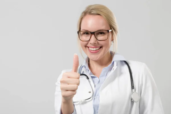 女性家庭医生在全科医生中的画像 听诊器显示大拇指 — 图库照片