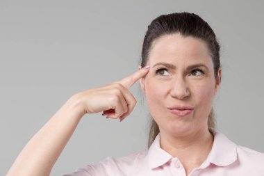 Orta yaşlı kadının bir fikri var.