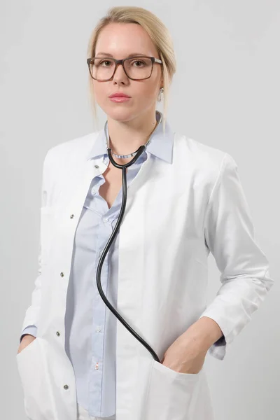 Femme Médecin Famille Dans Ensemble Médecin Avec Stéthoscope — Photo