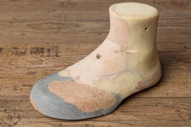 En son bir ayakkabıcının tezgahında yapılmış özel yapım bir ahşabı kapat.