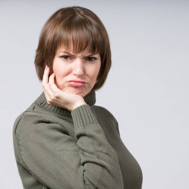 Alaycı görünüşlü genç bir kadının portresi.