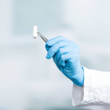 Diş macunu koruması için pamuklu diş hekimi eli.