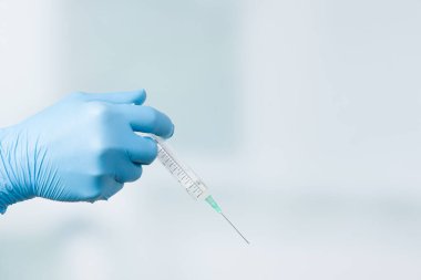 Doktorun elini tıbbî eldivenlerle kapat. Aşı için şırınga hazırla.