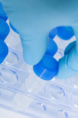 Laboratuvarda koronavirüs testleri için boş test tüplerini kullanma işlemini kapat