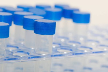 Laboratuvarda koronavirüs testleri için boş test tüplerini kapatın.